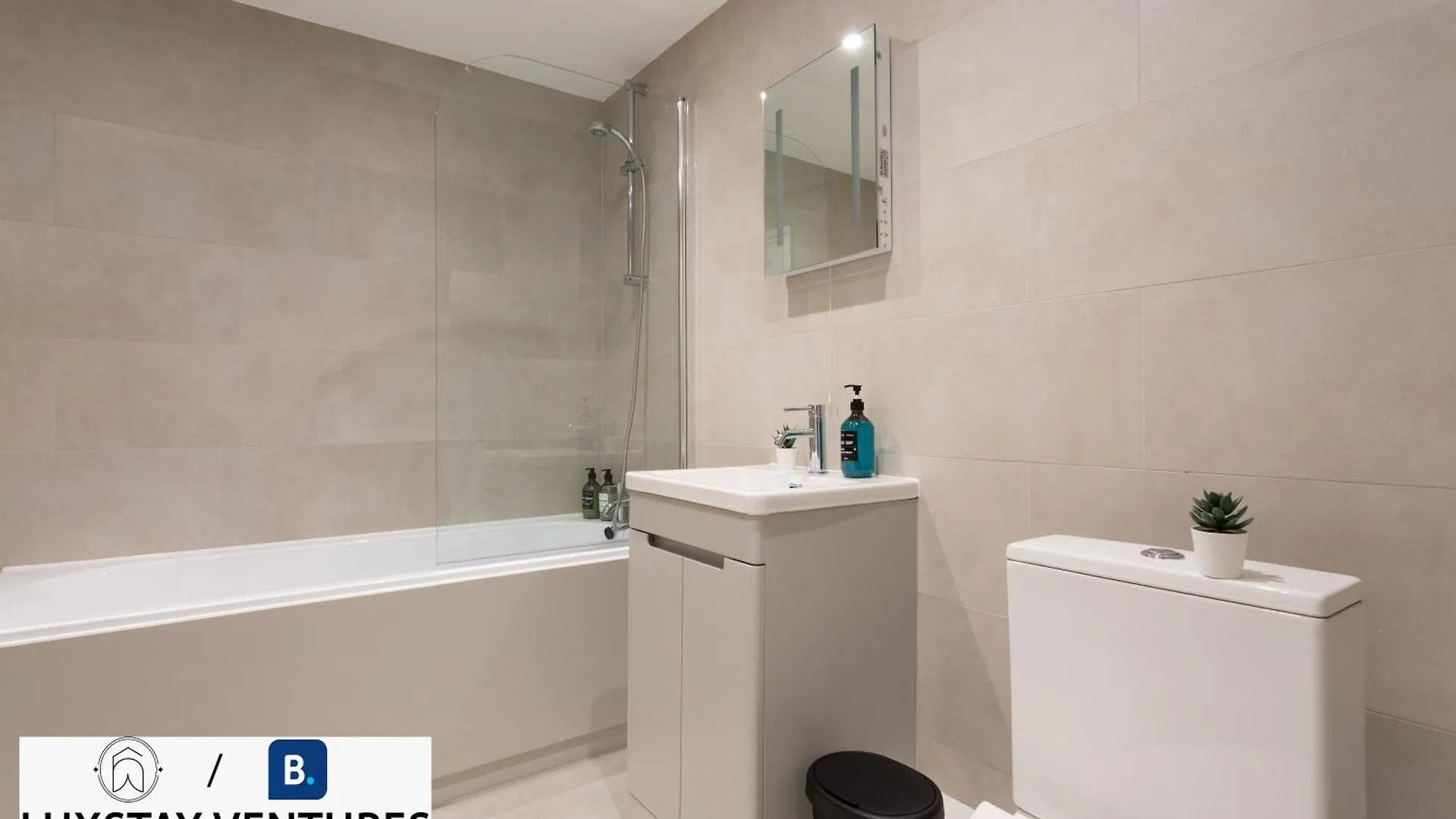 Bright And Spacious 2Br Maisonette Sleeps 8, Game Room, 5 Mins To Brighton Beach And City Centre 0*,