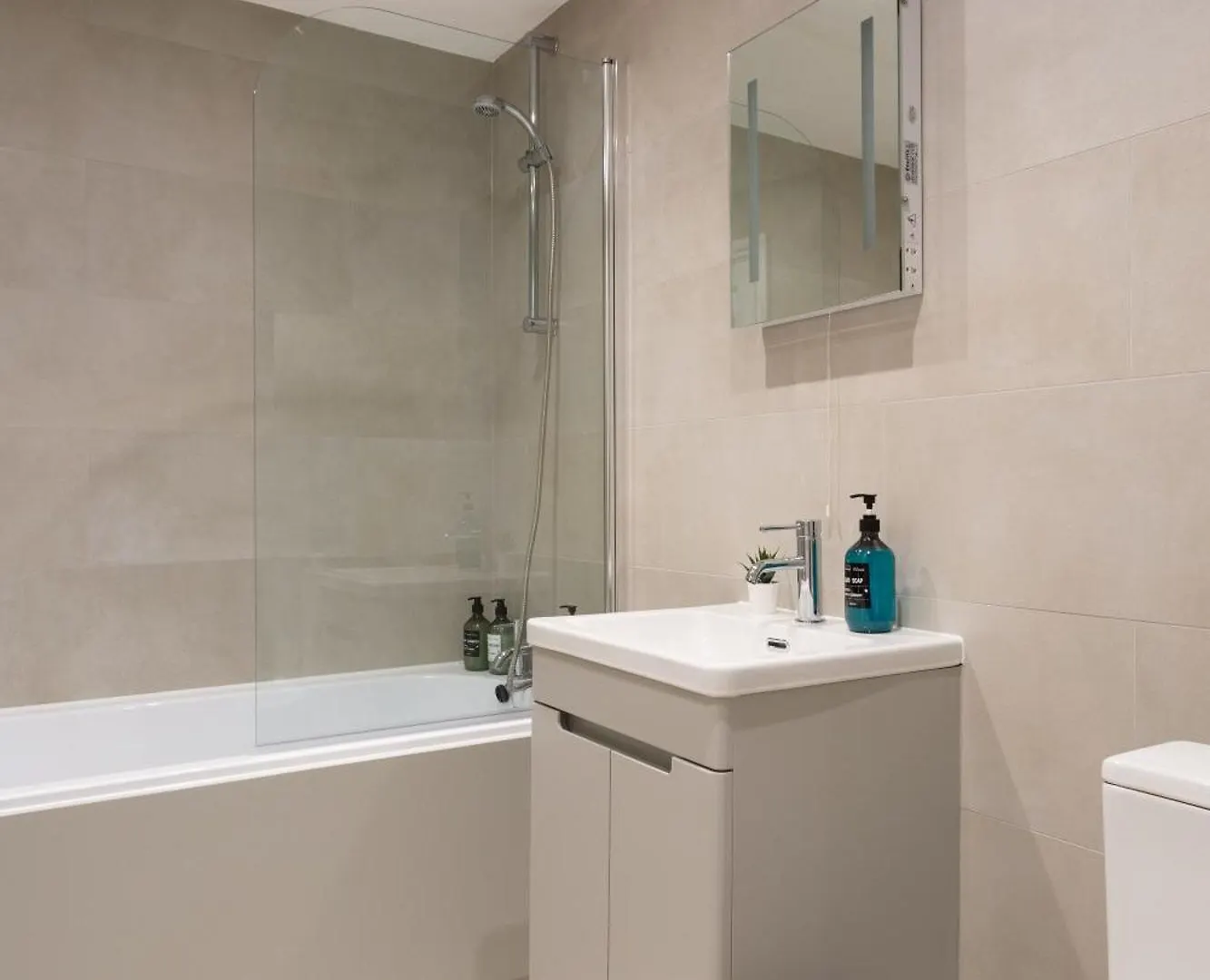 Bright And Spacious 2Br Maisonette Sleeps 8, Game Room, 5 Mins To Brighton Beach And City Centre 0*,